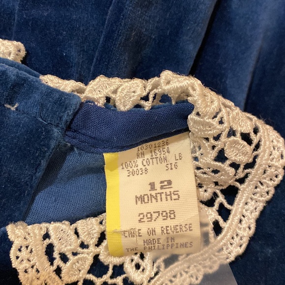 Velvet dress with satin bows, embroidered rose accents, and lace collar - Picture 3 of 4